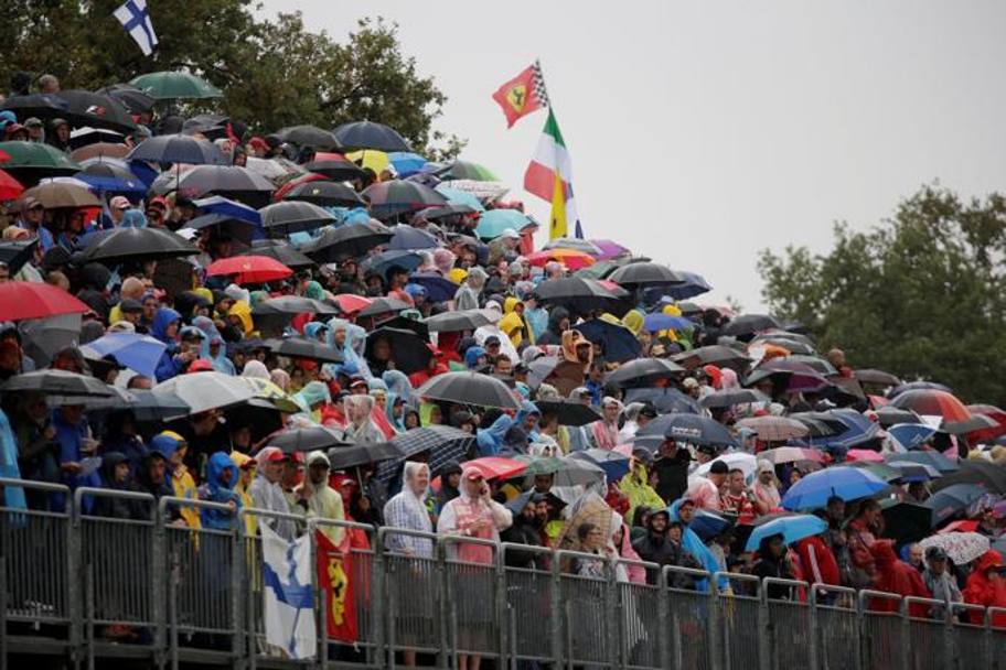 I tifosi sotto la pioggia assistono alle prove (Reuters)